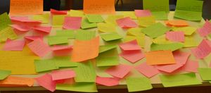 Projet et engagement écrits sur post-it.