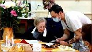 Personnel aux petits soins de notre centenaire