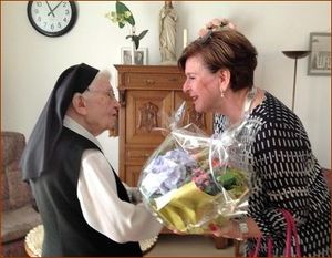Mme le Maire félicite Sr Gertrudis : Proficiat !