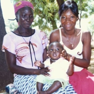 Suzanne, auxiliaire accoucheuse, sa fille (5 mois), et Noëllie, infirmière