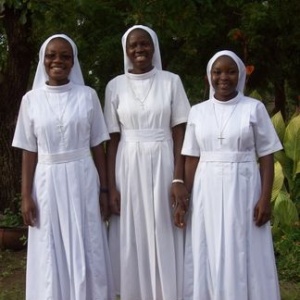 Srs Edith et Marthe avec leur Maîtresse du Noviciat, Sr Evelyne
