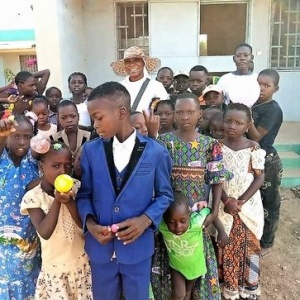 Les enfants viennent dire bonne fête aux sœurs