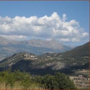 Montagne où est niché le sanctuaire de ND du Laus