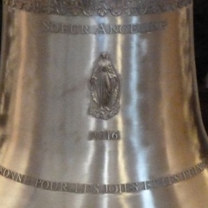 La nouvelle cloche baptisée Sr Angéline, à Cherrueix. Détail