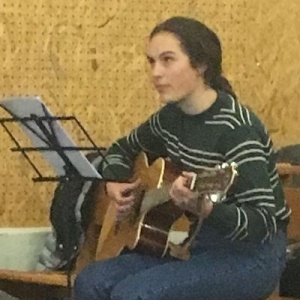Coline, à la guitare, au cours de la célébration