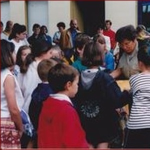 Lors d'un assemblement d'enfants à Javené