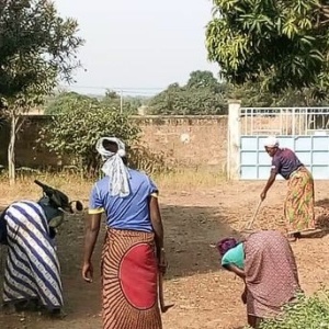 Femmes en train de sarcler (journée de salubrité)