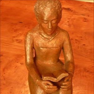 Femme lisant l'évangile. Œuvre de Sr Christiane, SCR