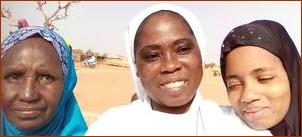 Sr Patience, avec la jeune femme (à dr.) qui voulait causer avec elle