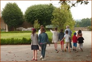 Grands et petits visitent le jardin avec Sr Annick