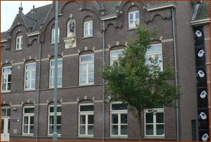 L'ancien couvent de Baarlo (Noviciat). St Joseph, au centre, veille toujours sur les 12 sœurs, représentées à droite et à gauche