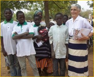 Sœur Marguerite avec des jeunes de Piéla