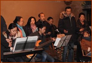 Célébration priante et joyeuse, animée par deux chorales : celle des Laotiens avec leurs musiciens et celle de la chorale paroissiale et de son organiste : Jacqueline