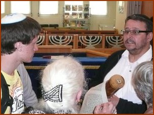 A la synagogue, le rabbin Serge Dray déroule la Torah