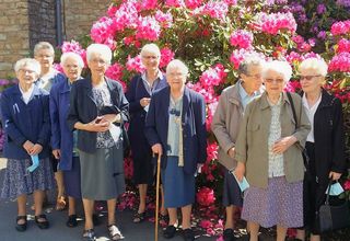 Sr M. Louise au centre, entourée des sœurs qui ont aussi travaillé à « l'Œuvre des Sourds »