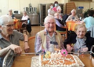 Avec Sr M. Angèle à G. et Sr Françoise (jeune centenaire de 101 ans) à D.