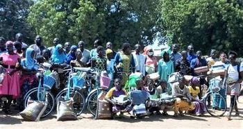 Vélos et sacs de riz, avec leurs récipiendaires