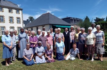 Le grand groupe des 25 capitulantes au jardin de Rillé