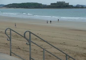 Plage et chaussée du Sillon à St Malo