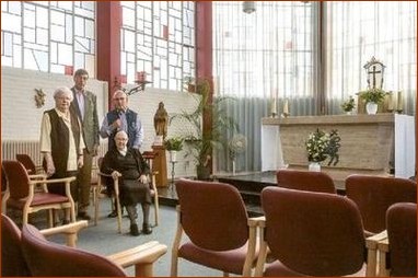 Dans la chapelle : debout de g à d : Sr Elisa, M. Antoine JACOBS, l'écrivain, M. Paul NOTTEN, président de l'association Ave Maria. Assise : Sr Jacoba