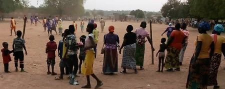 Le match de foot (au fond)
