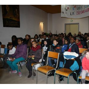 Enfants et adultes rassemblés pour une reprise de l'après-midi
