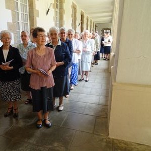 Rillé : arrivée en procession des 36 sœurs jubilaires, sous les cloîtres