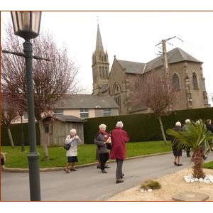 Vers l'église paroissiale de St-Georges-de-Reintembault