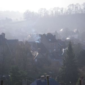 Vue sur le chateau de Fougères noyé dans la brume
