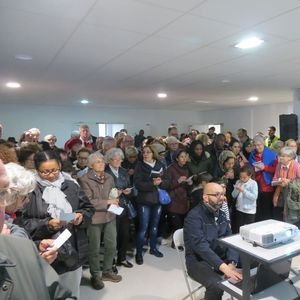 Le groupe important de la marche de la fraternité