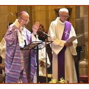 Mgr entouré du P. M. Denoual et J.M. Courson responsable du catéchuménat