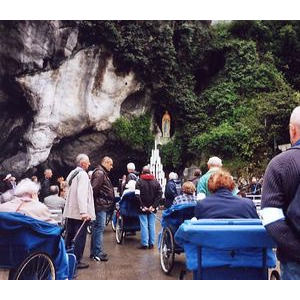 La foule des malades en fauteuil roulant avec ceux qui les accompagnent avec amour