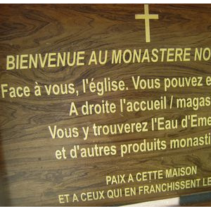 Signalétique à l'entrée du monastère