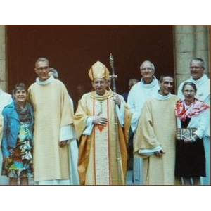 Sur le seuil de la cathédrale , l'évêque et les nouveaux diacres avec leurs femmes