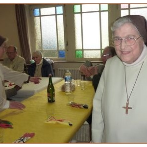 Sr Danièle reçoit les invités à la table