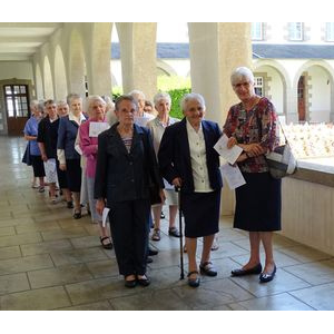 Arrivée des sœurs jubilaires, sous les cloîtres