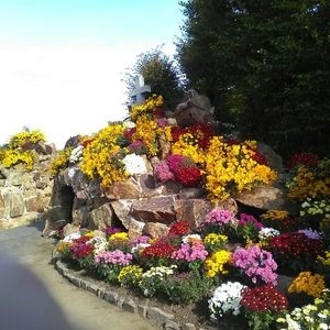 A l'entrée du cimetière des sœurs, rocher fleuri avec la grotte de N D des 7 Douleurs