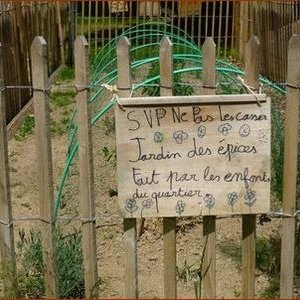 « Venez voir nos dessins tout aurour de la palissade »
