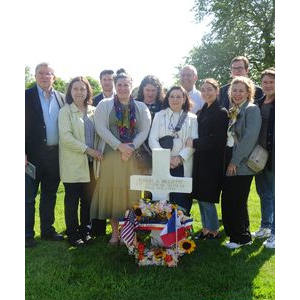La famille autour de la tombe