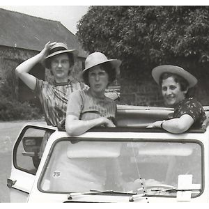 G - Un équipage du traditionnel Rallye du personnel, début juillet 1975