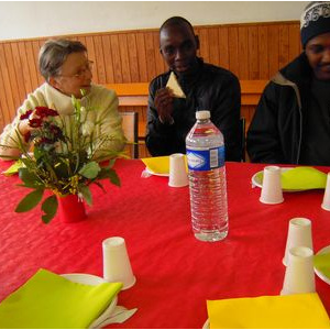 Andrée , à table, avec deux Soudanais du Darfour