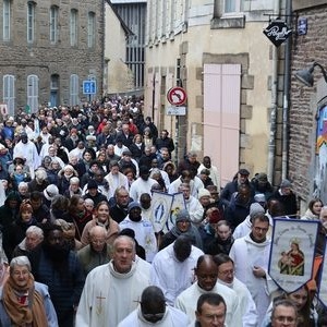 En procession, à travers les rues