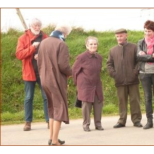 Des habitants du village venus avec les Sœurs pour un temps de mémoire et de prière