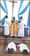 Prosternation des 2 sœurs pendant la litanie des Saints Prosternation des 2 sœurs pendant la litanie des Saints