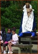 Notre Dame des Marais, dans le jardin proche de l'église St Sulpice, avec des enfants à ses pieds Notre Dame des Marais, dans le jardin proche de l'église St Sulpice, avec des enfants à ses pieds