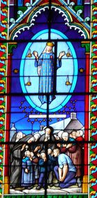 Vitrail de l'apparition (avec présence de 2 Sœurs de Rillé) dans la basilique de Pontmain