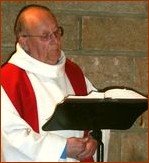 Le P. Labbé lors d'une Eucharistie à Rillé Le P. Labbé lors d'une Eucharistie à Rillé