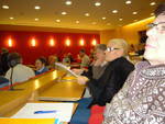 assemblée dans la salle de conférence des évêques de France
