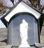 Petit oratoire dédié à St Joseph, dans le jardin de la Maison-Mère Petit oratoire dédié à St Joseph, dans le jardin de la Maison-Mère