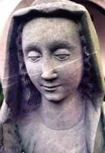 Notre Dame de Rillé, à Fougères (35). Statue de grès du 16e siècle. Détail. Notre Dame de Rillé, à Fougères (35). Statue de grès du 16e siècle. Détail.